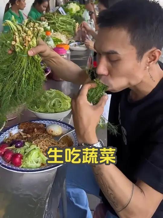 泰国街头小吃泰式米粉,可以搭配多种蔬菜免费生吃!