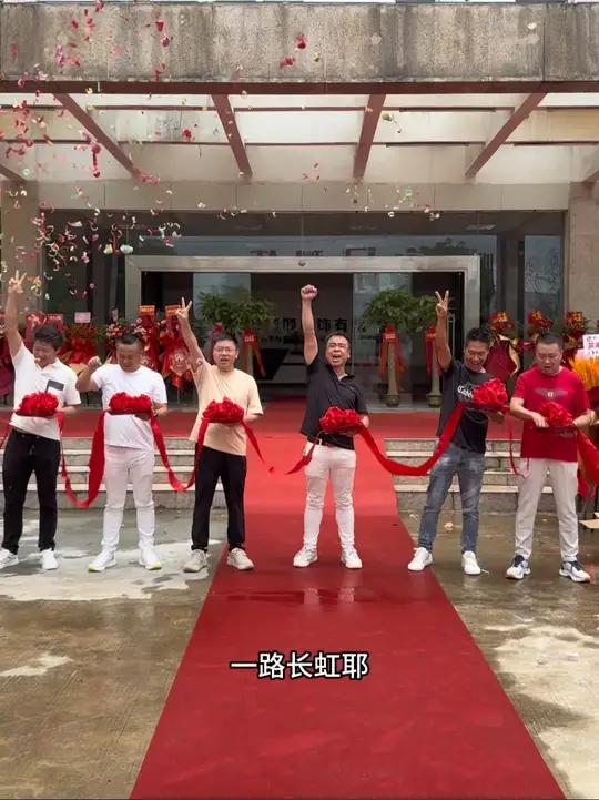 又一个广州的服装大佬搬回天门了,现在广州的大佬是源源不断的在往天门搬迁,今天探九尾狐服饰!
