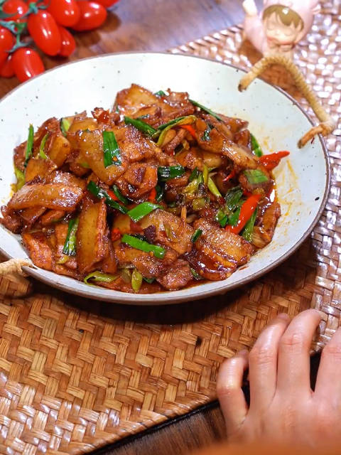 美食时刻 家里来客人的时候,你就做一盘回锅肉,简单好吃还受欢迎!