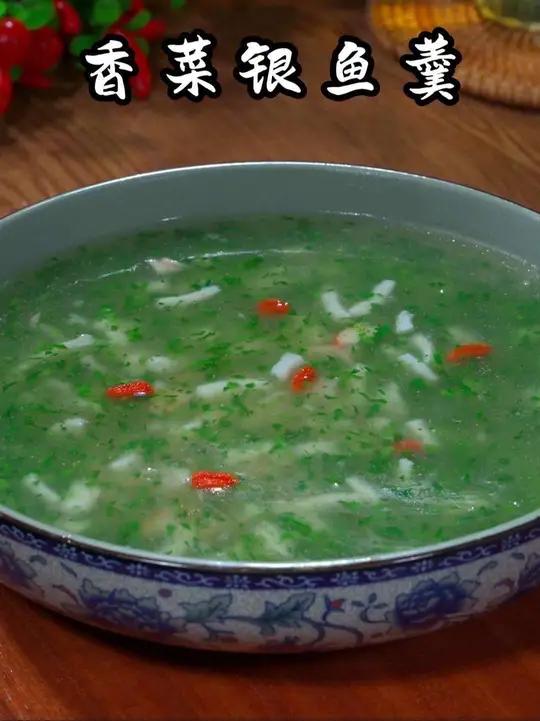 太湖银鱼、蟹柳、香菜,调味只要盐和胡椒粉,出锅就是一道汤鲜味美,营养丰富的精品汤羹