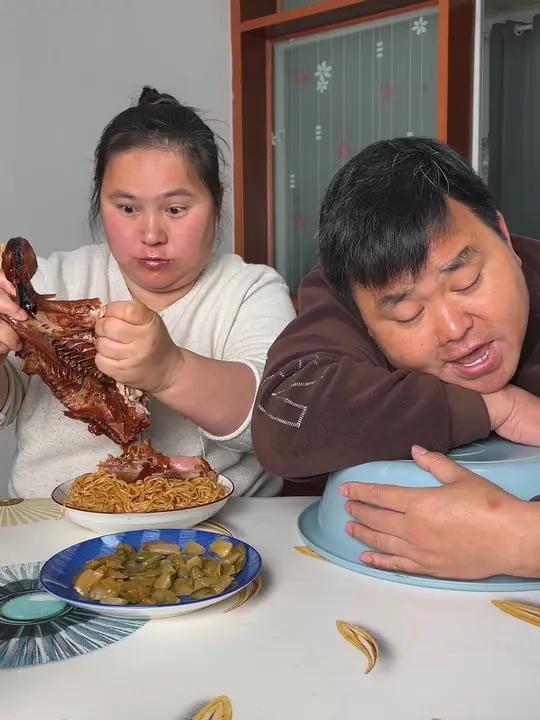 鸭骨头留给你吃就不错了