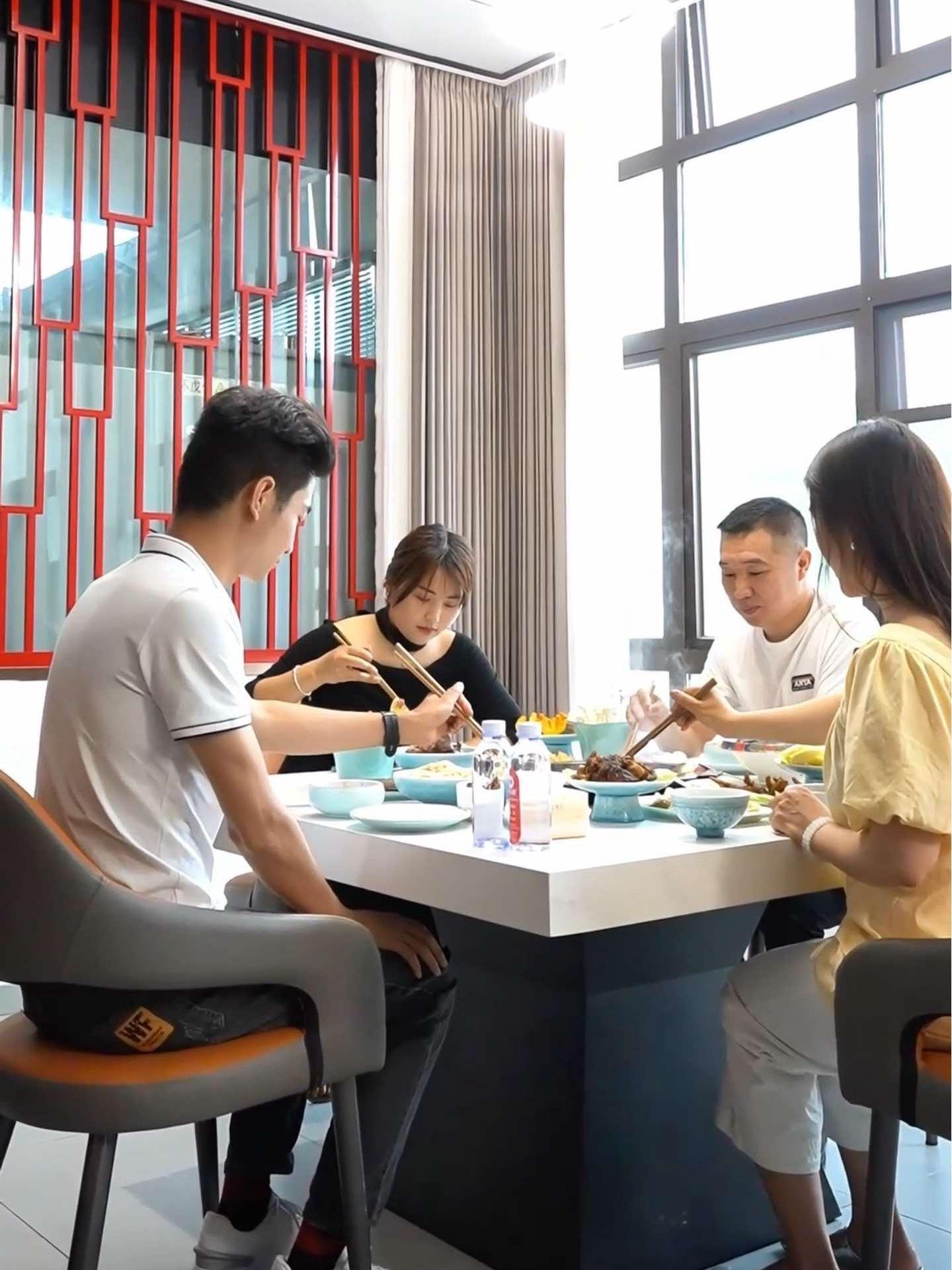 老鹰茶汤底的火锅底料,是不是更好吃?源程火锅 火锅底料 美食 文艺泡菜王