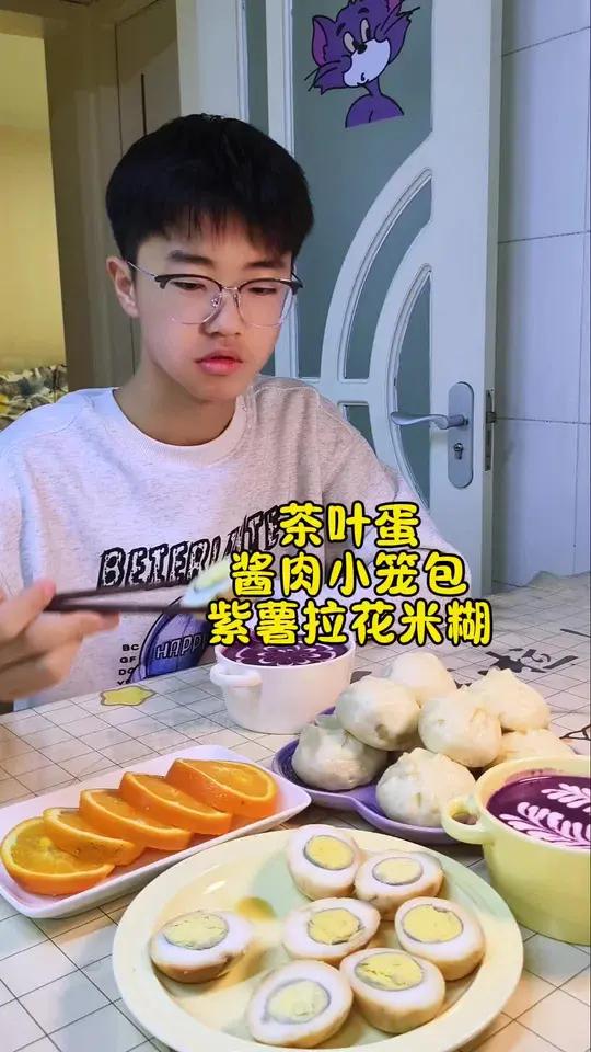 家有初中生和幼儿园小朋友早上5:20做早饭,孩子6:30吃早饭,今早做了茶叶蛋+酱肉小笼包