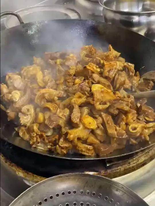 哈喽,没错又是牛腩生怕你们错过哪一个环节家常美食寻味烟火气牛腩