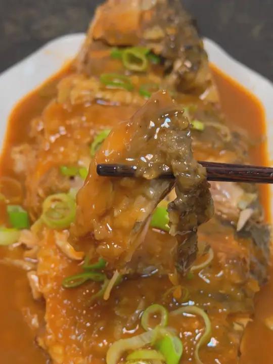 家庭版红烧黄河大鲤鱼 就算是小白也能轻松解锁这道咸鲜的年夜饭大菜,没有复杂的调味和繁琐的步