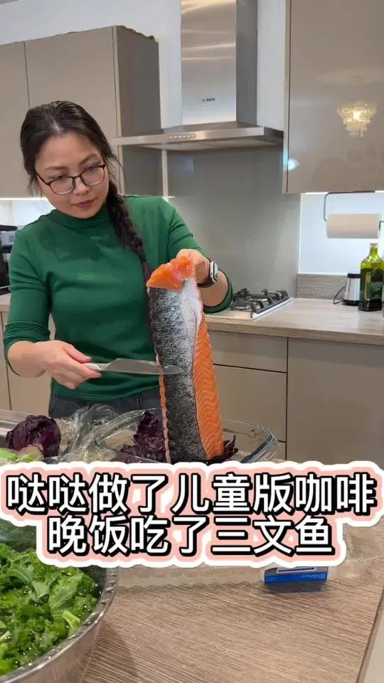 孩子们看我们天天喝咖啡,可羡慕了,今天哒哒给他们安排了儿童版的咖啡,两个人喝得津津有味,晚