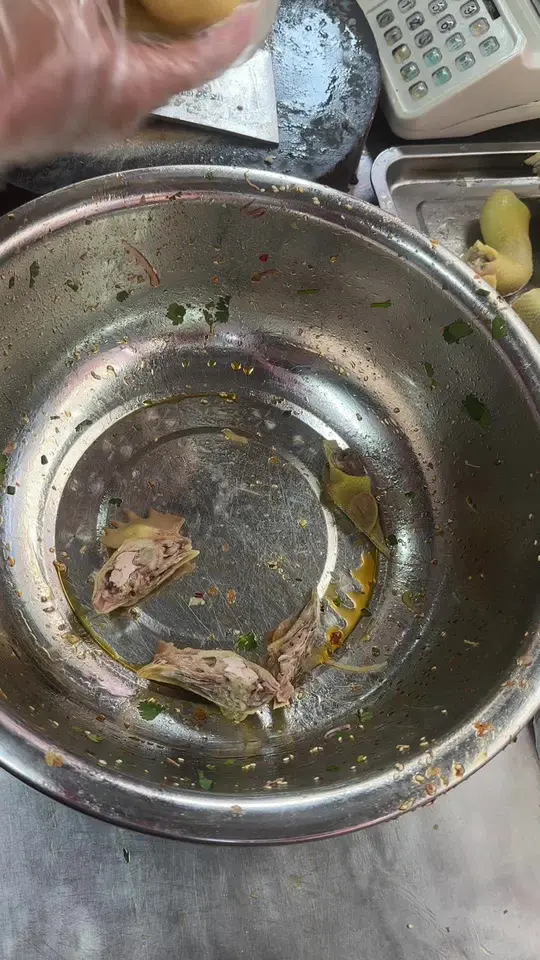 摆摊人将青春献给脆皮手撕鸡，你的青春又给了谁？