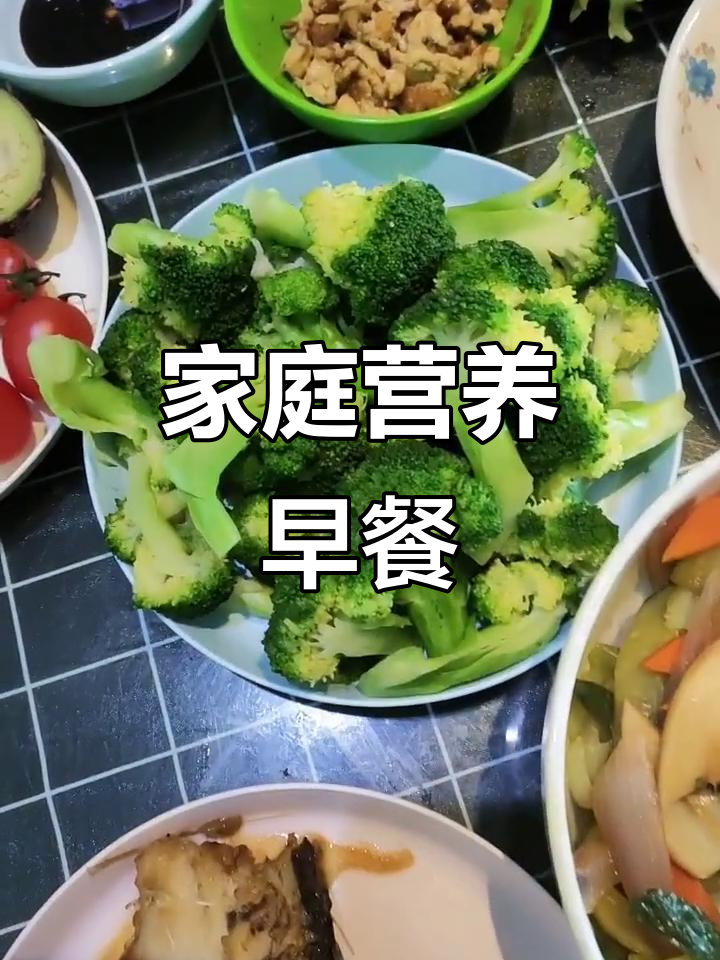 在家做南瓜发糕、小饼,搭配豆浆和炒菜,健康早餐来啦
