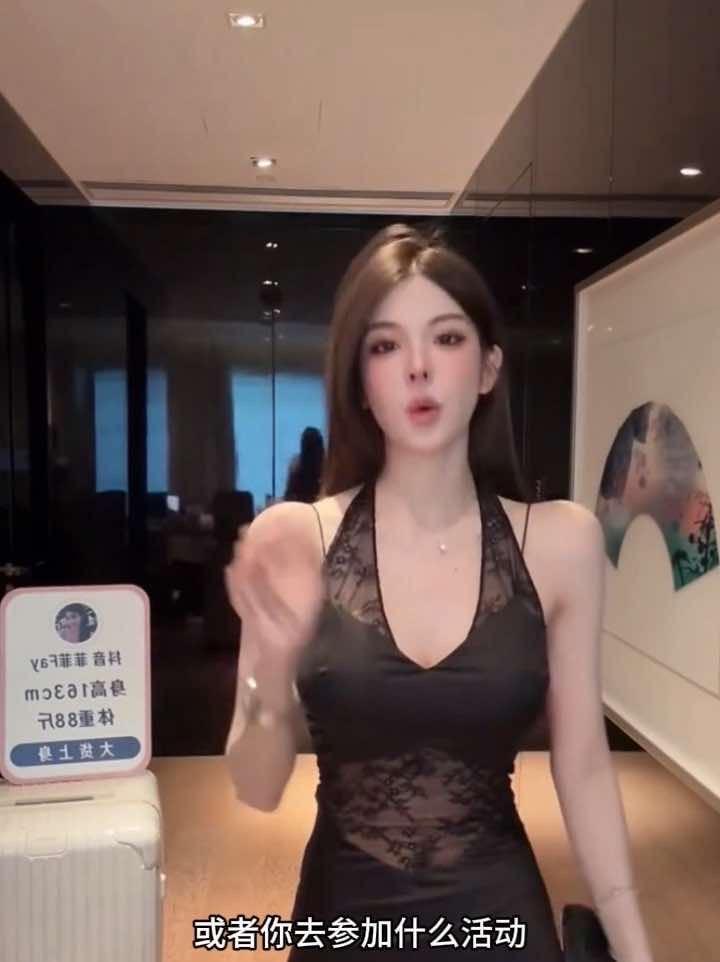 FAY「黑奢密码」黑色蕾丝拼接缎面挂脖吊带性感露背包臀鱼尾连衣裙