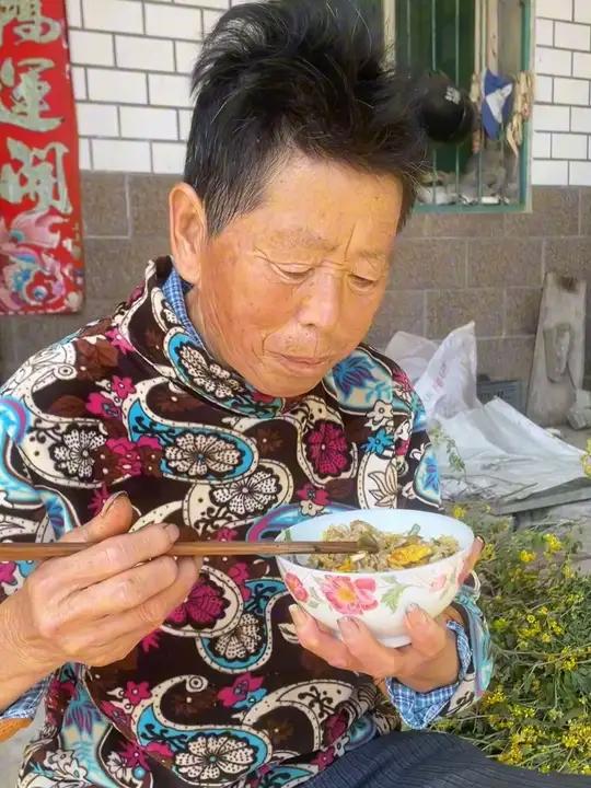谁的童年没被这碗炒饭香到流口水?大悟人刻在骨子里的味觉记忆,藏在坛坛罐罐的腌豇豆里!自家菜