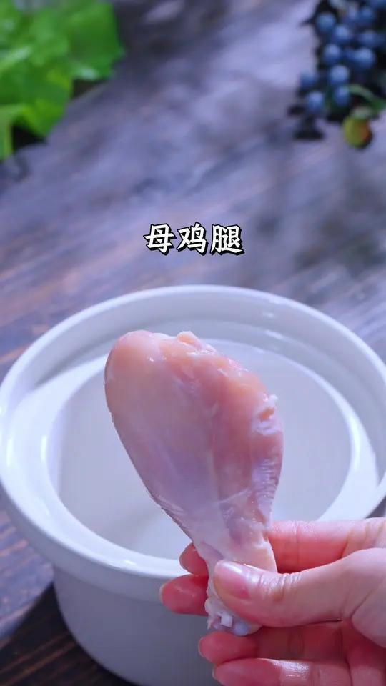 宝宝最爱拇指玉米哈哈!小小的很方便抓握,配料表干净,煮汤或者蒸一下,软糯香甜宝宝爱吃的粗粮