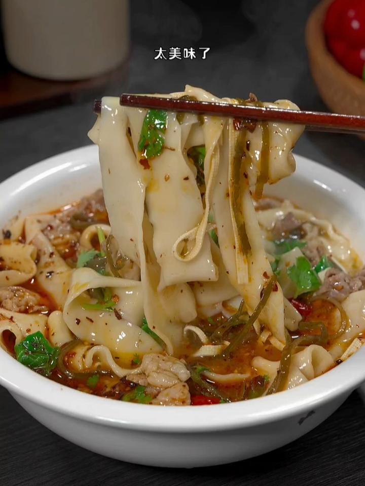 河南特色美食羊肉烩面的做法,汤鲜味美,面条劲道