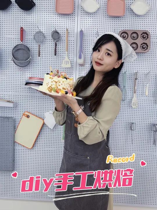 它家店就在双井优士阁楼上,是一家专门做烘焙的店,还有亲子DIY的蛋糕制作。店里烘焙设备齐全