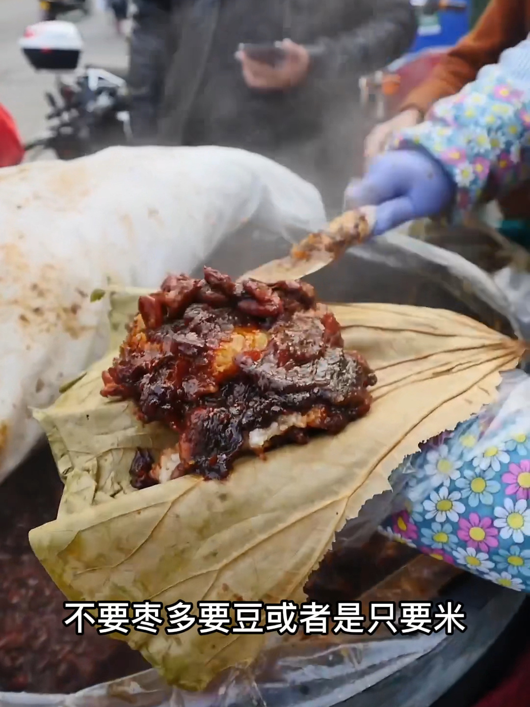 西安特色早餐好吃还顶饱,荷叶包着香甜甑糕
