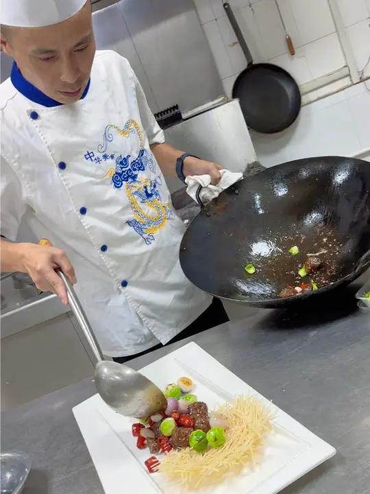 首先将牛肉粒用水轻洗一下,然后控千水分.倒入盆中加入食粉和松肉粉用力搅拌拍打至牛肉粒沾手上