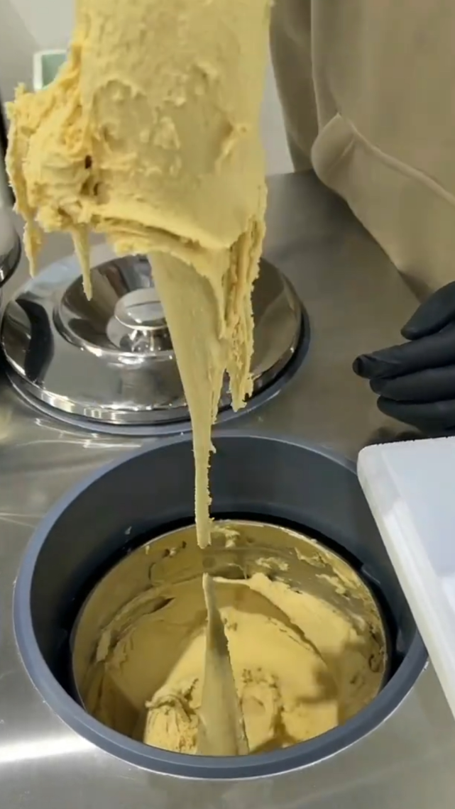 完美组合冰激凌快到碗里来