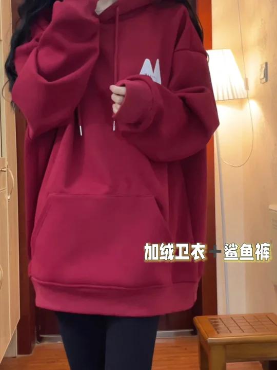 新年穿红色显白又好看～卫衣搭配鲨鱼裤