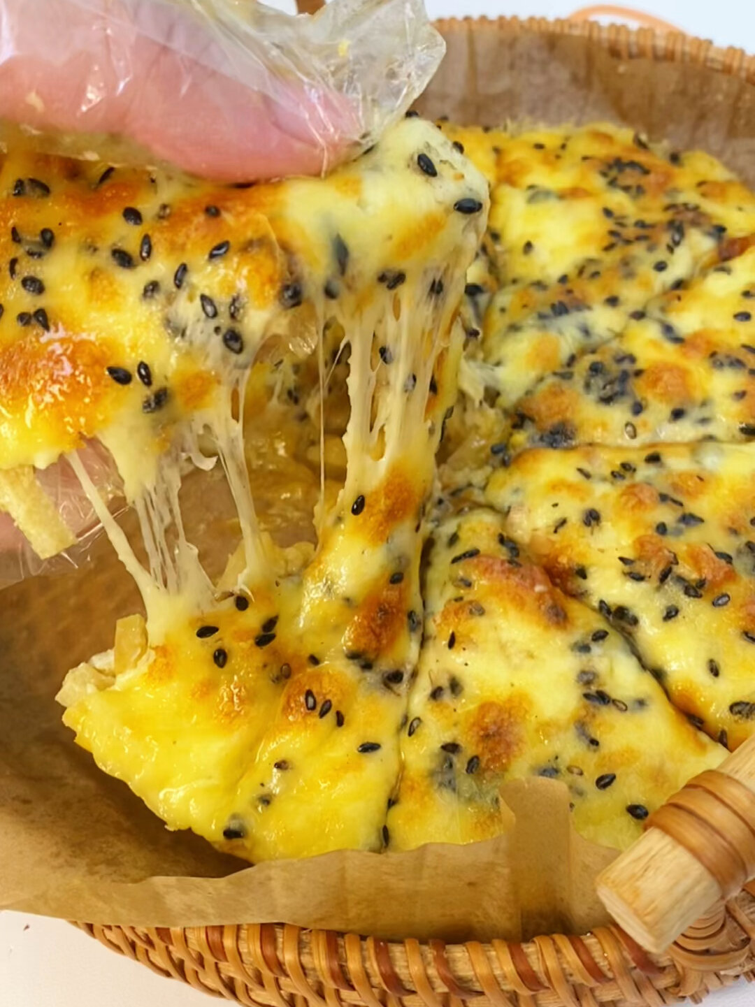 苹果别啃着吃啦,像我这样做个苹果披萨吧