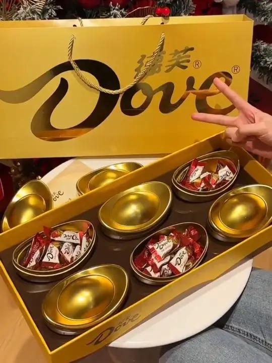 啊啊啊!谁能拒绝这么有新年仪式感的巧克力金元宝礼盒呀～好羡慕 想拥有!