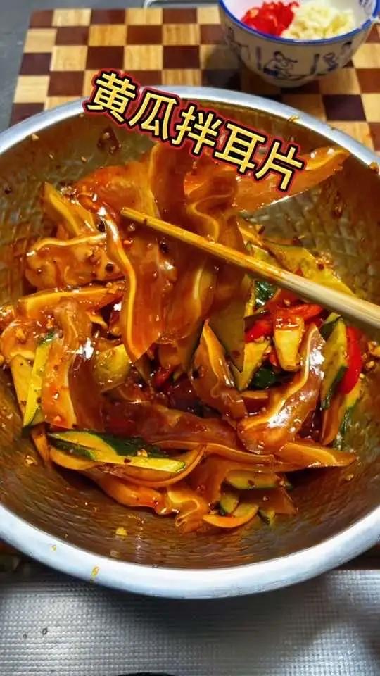 过年待客的餐桌上少不了，这道下酒菜，黄瓜拌耳片，酸辣又好吃