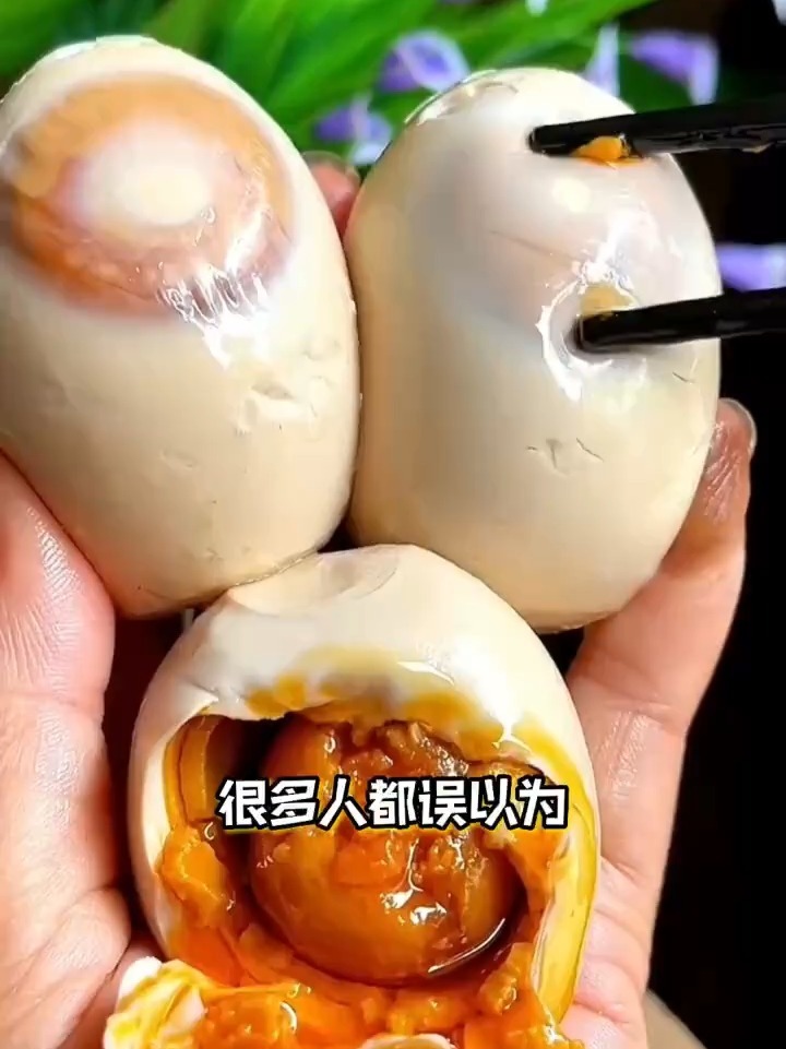 海鸭蛋跟普通咸鸭蛋是不一样的