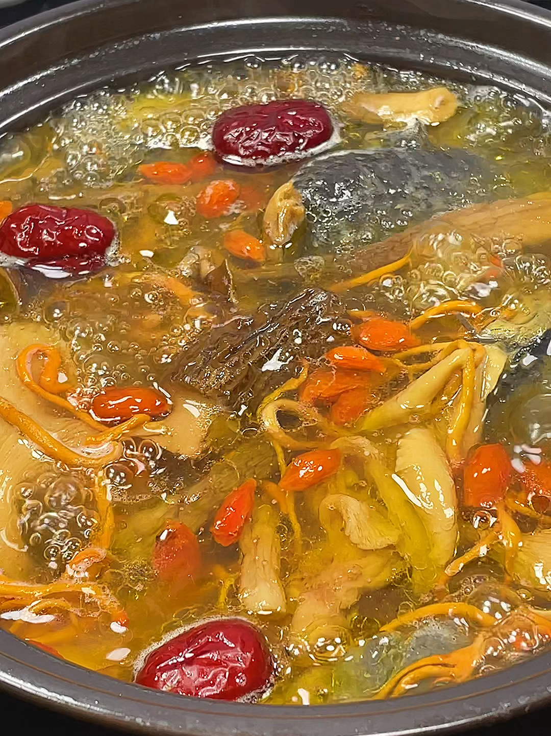 这样炖的乌鸡汤,汤鲜味浓,做法简单