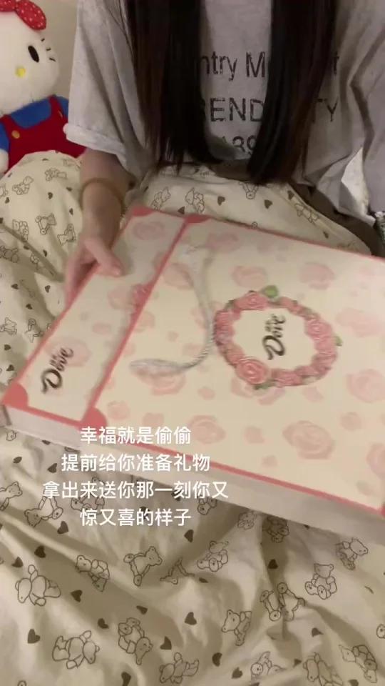 幸福可以是七夕节收到玫瑰礼盒巧克力。七夕礼物 巧克力 情侣
