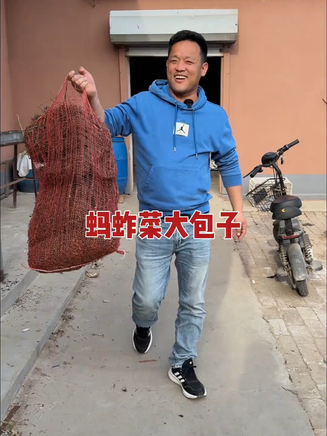 这个干蚂蚱菜包包子是真带劲啊,尤其是放辣椒滴,不管了吃完再说