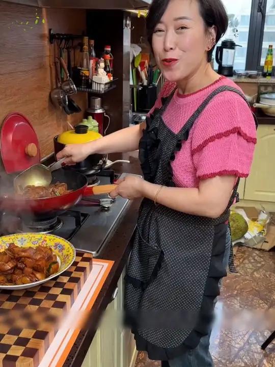 这道鲍鱼焖五花肉,年年是餐桌上最受欢迎的,每个人都赞不绝口 鲍鱼和五花肉完美结合 嘎嘎好吃
