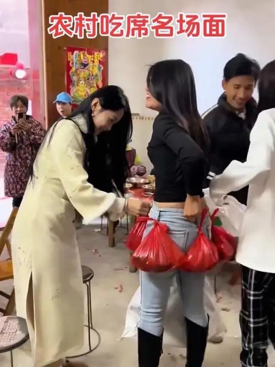 农村吃席抢菜名场面,如此吃席是农村习俗还是村民的素质问题?