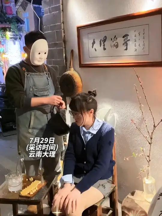 直接进嘴,不要杯子,这样的调制鸡尾酒你喝过吗?女生体验入口式“新型调酒”。花式调酒 大理古