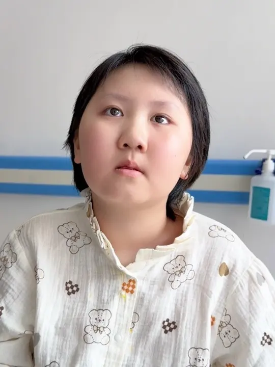 本想再看看我宝长发的时候，再给她洗洗头发，今晚之前可能要理发了，但术前谈话改变方案，可能暂