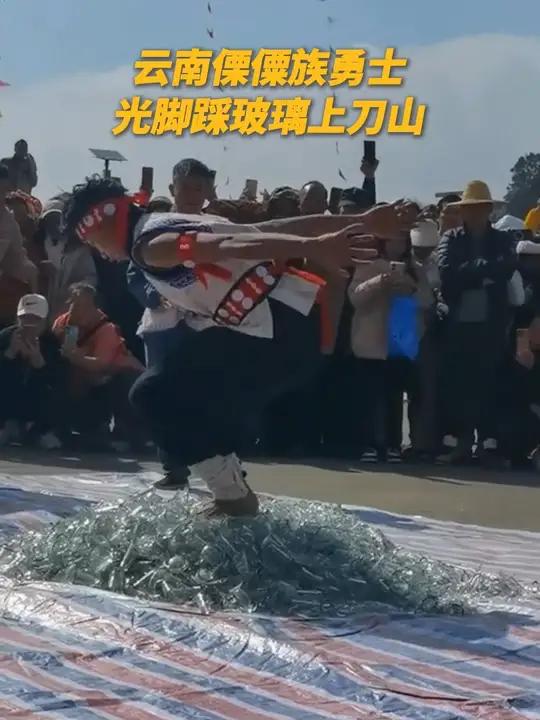 全程跟着紧张!傈僳族勇士光脚踩玻璃上刀山!这是真功夫呀!(来源:)