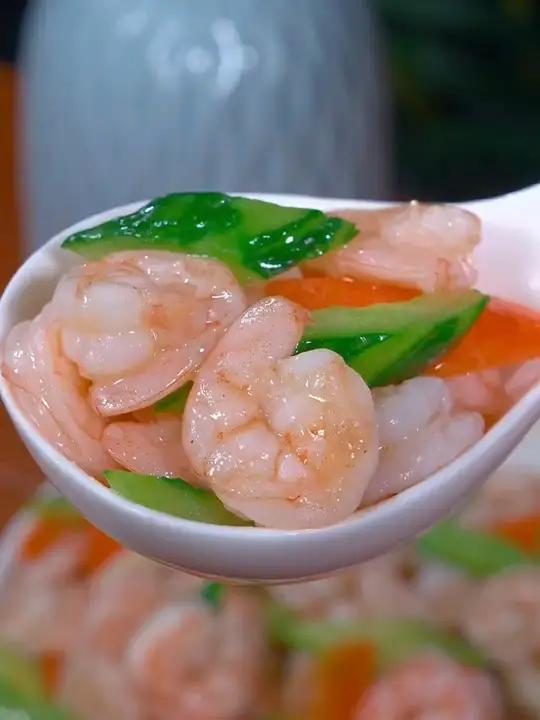 青瓜炒虾仁 年夜饭的餐桌上一定要给家人做这道青瓜炒虾仁,清淡爽口不油腻,老人孩子都喜欢!