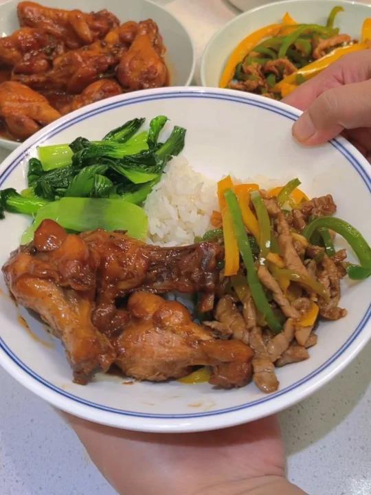 初中生的爱心晚餐:红烧鸡翅根、双椒肉丝,清炒小白菜、海带玉米汤