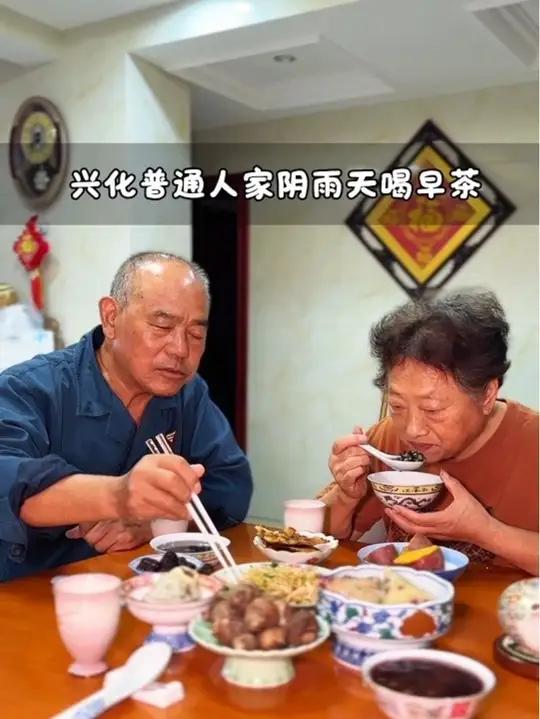 兴化普通人家阴雨天在家喝早茶 自制粽子、烧卖、红枣,百合籽滋阴润燥、嫩姜驱寒祛湿,中国传统