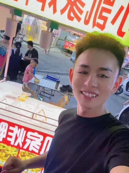 分别有两个摊位一摊位置在墨公路一高附中城壕口!二摊位置在东关转盘甜啦啦门口!鸭爪焦香酥脆酥