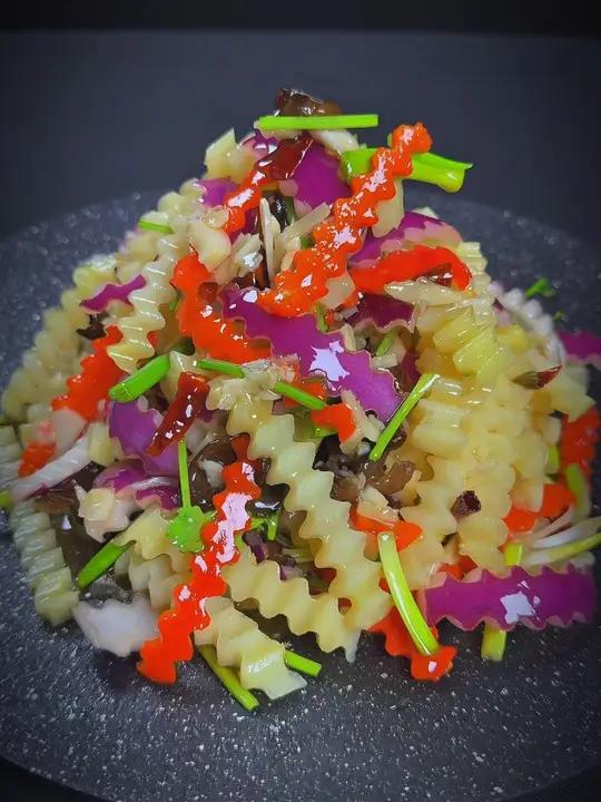 吃饭没胃口的时候，可以学我这样做个凉拌土豆条，酸辣可口好看又好吃