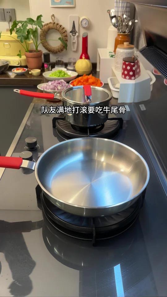 在家吃辣年糕汤红酒炖牛尾骨太享受了