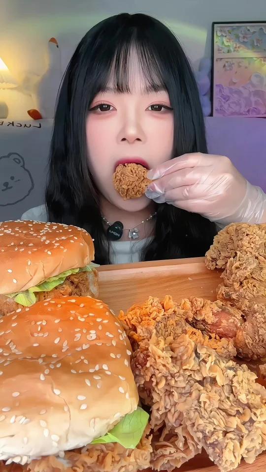 狂炫一桌炸鸡汉堡的快乐！真的太满足啦！