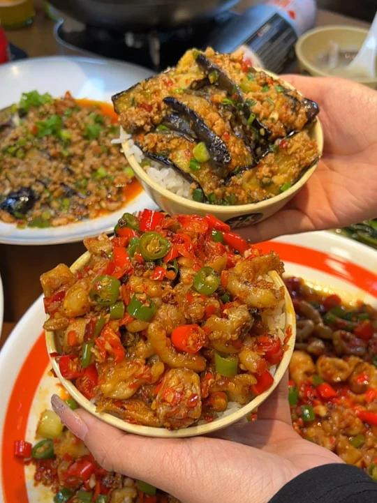 这碗麻辣鸡脚筋盖饭真的给我香哭了!