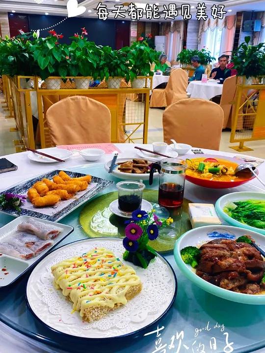 英语老师和美国人到佛山珠江酒店吃午餐