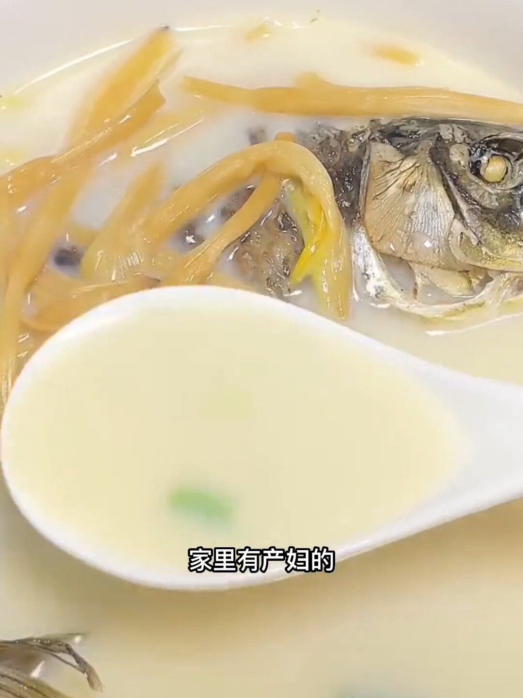 家里有产妇的,把这道黄花菜鲫鱼汤安排上吧