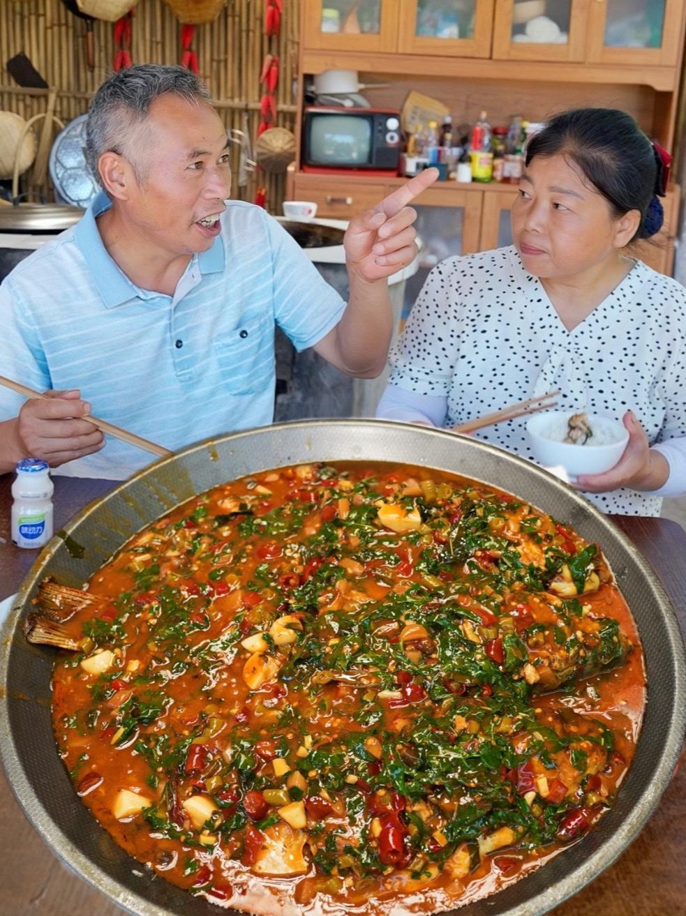 今天做一道家常菜“藿香鲫鱼”,味道果然不一样,太下饭了!农村生活 我的乡村生活 乡村守护人