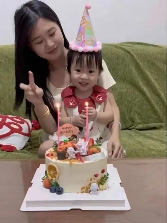 五天前刚送完2岁女儿的生日祝福,转眼就迎来老公的生日。不用复杂仪式,一家人围坐分蛋糕就够幸