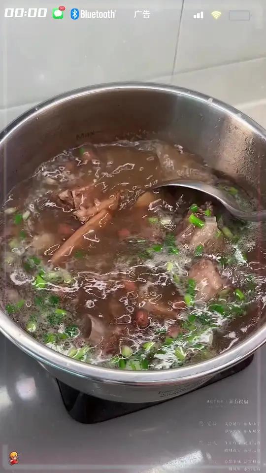 入秋后早晚都凉飕飕的,我经常会给家人煲这个墨鱼排骨汤,做法简单,营养好喝,主要是特别特别鲜