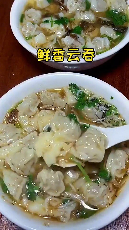 很赞的馄饨做法,包括馄饨做法和汤底调制,鲜香味美,一口馄饨一口汤,好吃到停不下来~(天天美
