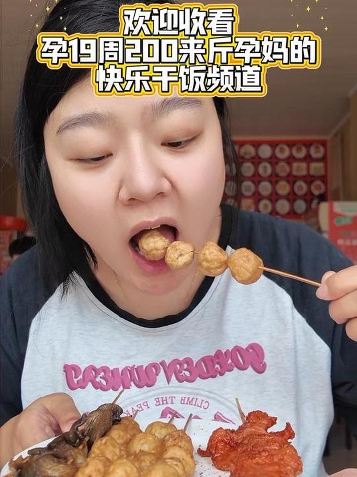 早餐吃方便面，午餐吃台湾第一香，晚餐吃炒鸡和小龙虾