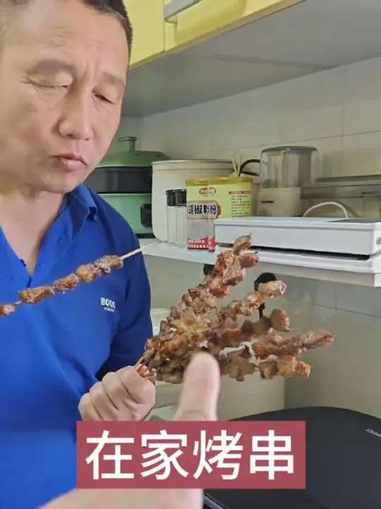 今天在家烤羊肉串，用空气炸锅电烤箱，好吃还实惠