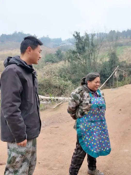 活这么大还是第一次在村里见到白色的鸡公,活到老,学到老